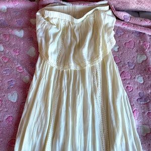 A beach style dress. It can be used as cottage core style. Never really used.